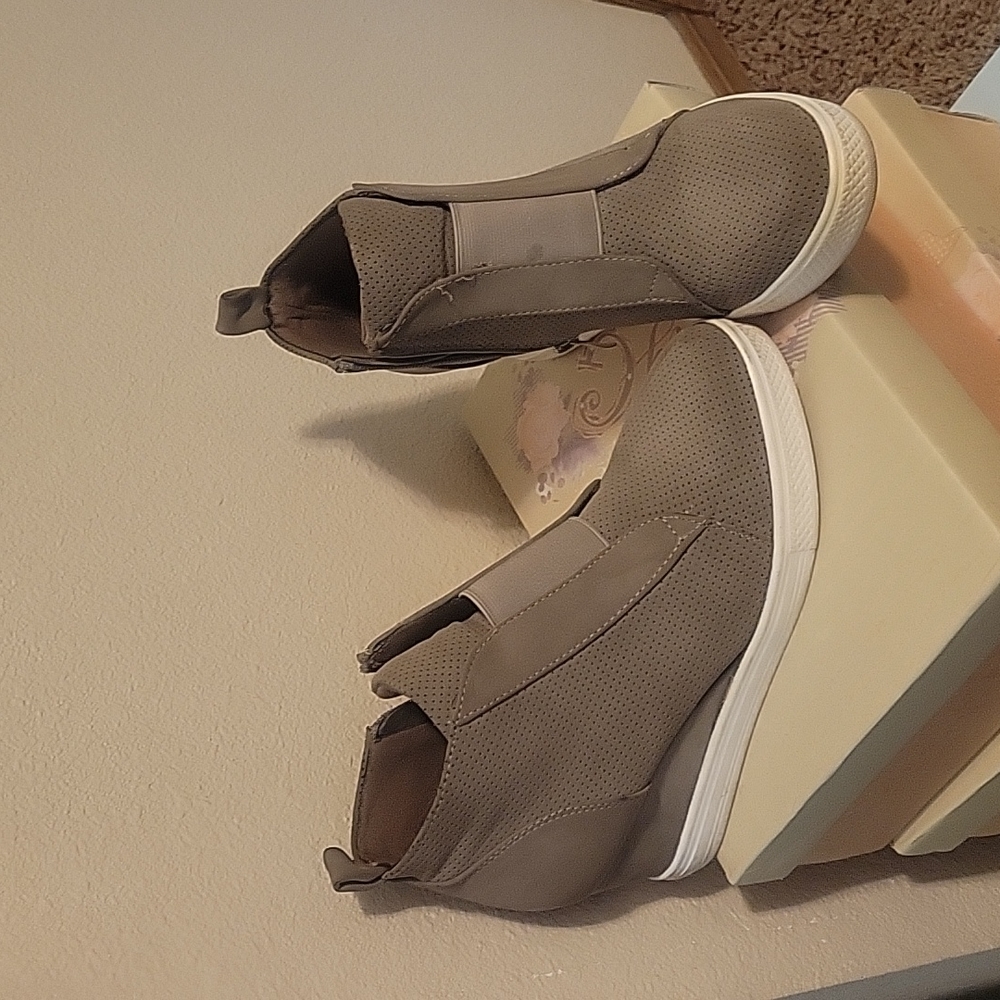 Wedge sneakers